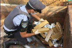 Motorista com carreta transportando duas toneladas de maconha em fundo falso é preso em Porangaba 