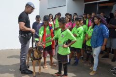 Crianças do Projeto Cidadão do Futuro de Botucatu interagem com policiais da 1ª Companhia