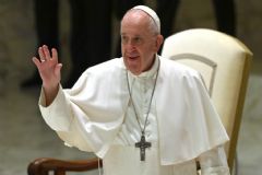 Papa aprova união civil entre pessoas do mesmo sexo apontando que todos têm direito a ter uma família