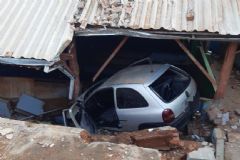 Condutor de automóvel perde controle de direção e derruba muro em via central de São Manuel