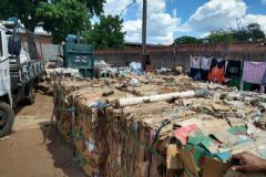 Operação Itatinga Segura realiza bloqueios em vias públicas e fiscalização em depósitos de recicláveis