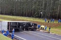 Caminhão tomba e provoca congestionamento na região em trecho da Rodovia Marechal Rondon