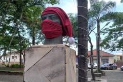 Estátua em Cidade da região ganha máscara e gorro do Papai Noel em ação contra o coronavírus