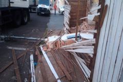 Acidente com caminhão baú derruba poste e danifica rede de energia elétrica na Vila dos Lavradores