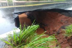 Estradas destruídas pelas fortes chuvas resultam em três pessoas desaparecidas