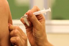 Milhares no Brasil tomaram vacina vencida contra covid-19; Botucatu teve oito casos