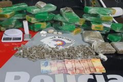 PM prende mulher com 31 “tijolos” de maconha em Conjunto Residencial, além de porções de crack e cocaína