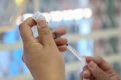 Governo de SP divulga calendário para terceira dose da vacina em idosos e imunização de adolescentes