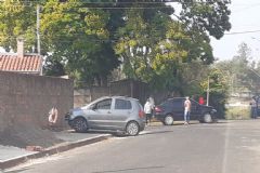 Após colisão em cruzamento de vias,  veículo é arremessado contra muro de residência na Vila Assunção