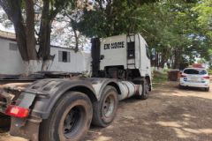 Caminhão produto de roubo em Carapicuíba é localizado em rodovia no Município de Botucatu