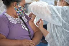 Vacinação contra a covid-19 continua nos postos de saúde na última semana do ano