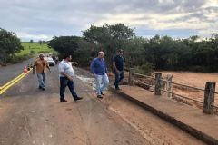 Em 10 dias servidores municipais concluem reconstrução da ponte do Rio Capivarinha