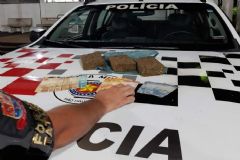 Ação dos policiais de Força Tática resultou em prisão e apreensão de três ”tijolos” de maconha