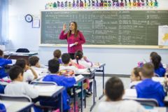 Governo de SP anuncia aumenta em até 12,84% salários de professores da rede estadual