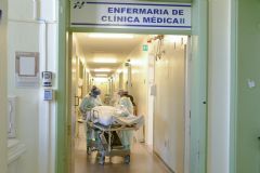 Mais de 100 profissionais da saúde em Botucatu estão afastados por infecção da Influenza ou covid-19