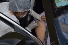 Secretaria de Saúde monta drive-thru de vacinação da 4ª dose em idosos com 60 anos ou mais, em Botucatu