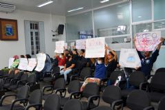 Grupos de Botucatu que representam a causa feminina se manifestam contra estupro na Câmara Municipal