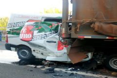 Motorista de Van do Café Tesouro, de Botucatu, morre ao bater na traseira de carreta em São Manuel
