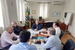 Empresa responsável pela construção das 400 novas casas em São Manuel apresenta projeto ao prefeito