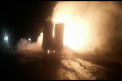 Corpo de Bombeiros de Botucatu combate incêndio em caminhão tanque carregado de óleo em Pardinho