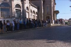 Moradores fazem fila para inscrições de cursos gratuitos oferecidos em Botucatu