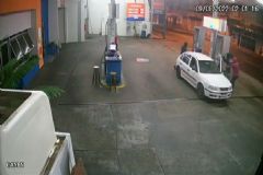 Sistema de segurança grava roubo à mão armada contra posto de gasolina em avenida central da Cidade