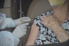 Secretaria da Saúde libera 3ª dose de reforço da vacina contra covid-19 para idosos acima de 80