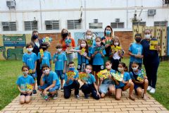 Enfermaria de Pediatria do HCFMB ganha dezenas de caixas de lápis e giz de cera coloridos