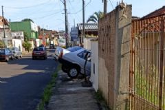 Condutor perde controle de direção de veículo que derruba muro e o portão de uma residência