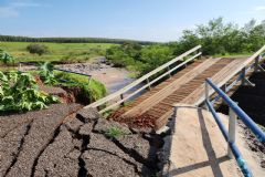 Chuva causa queda de ponte de estrada rural que liga Botucatu ao Bairro de Piapara