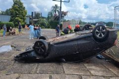 Corpo de Bombeiros resgata motorista que ficou preso nas ferragens de automóvel após capotamento