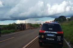 Colisão frontal entre automóvel e carreta em rodovia de Itatinga resulta em duas mortes