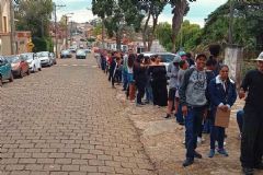 Centenas de pessoas participam do processo seletivo para cursos do SENAI em São Manuel