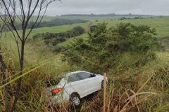 Mulher perde controle de direção e automóvel cai em ribanceira entre Botucatu e São Manuel