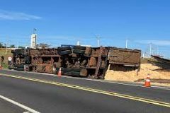 Motorista perde controle de direção e carreta carregada com pó de serra tomba em rodovia de Botucatu