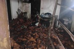 Corpo de Bombeiros combate incêndio causado por uma vela numa residência na Cohab I