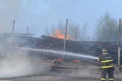Corpo de Bombeiros de Botucatu combate incêndio em treminhão com carga de madeira em rodovia