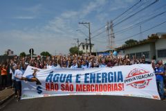 Munícipes e vereadores de Botucatu participam de ação comunitária contra a privatização da Sabesp