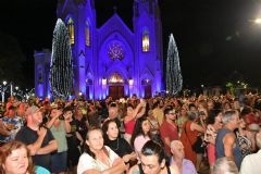 Acendimento das luzes do Natal Encantado em Botucatu no Largo da Catedral atrai milhares de pessoas