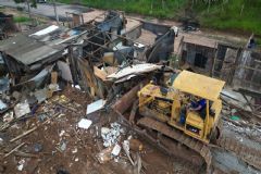 Prefeitura realoca famílias e desmonta moradias irregulares em áreas improprias em Rubião Júnior