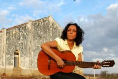Poeta, compositora, intérprete e instrumentista, Socorro Lira apresenta seu show “Dharma” no Lageado
