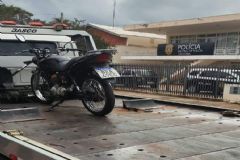 Equipe do GAPE localiza condutor sem habilitação trafegando em motocicleta com placa decorativa