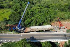 Concessionária faz o lançamento das vigas da obra de alargamento da ponte entre Bofete e Anhembi