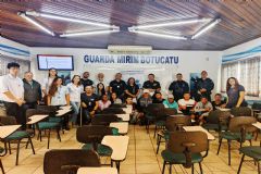 Turma de adolescentes do Projeto Despertar da Guarda Mirim de Botucatu interage com policiais civis