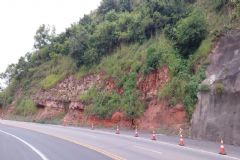 Concessionária realiza obras em trecho da Serra de Botucatu para prevenir desprendimentos de rocha
