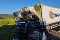 Colisão entre dois caminhões em rodovia no Município de Itatinga resulta em morte de motorista 