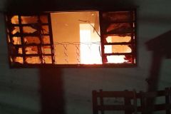 Corpo de Bombeiros e Defesa Civil atendem incêndio que destruiu residência no Bairro Convívio